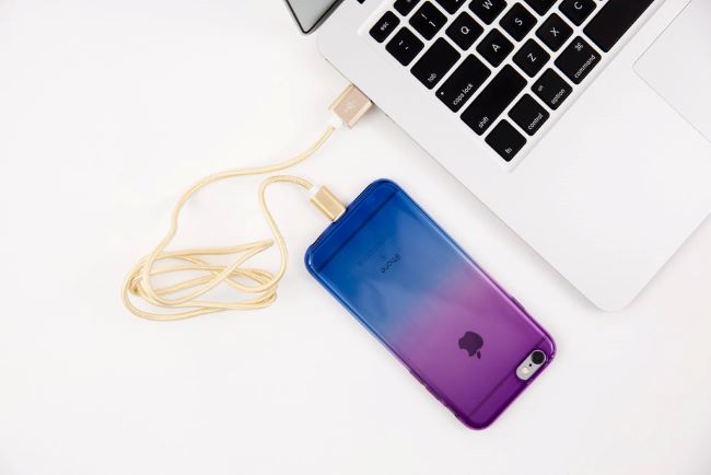 smartphone-charging-with-cable-in-laptop